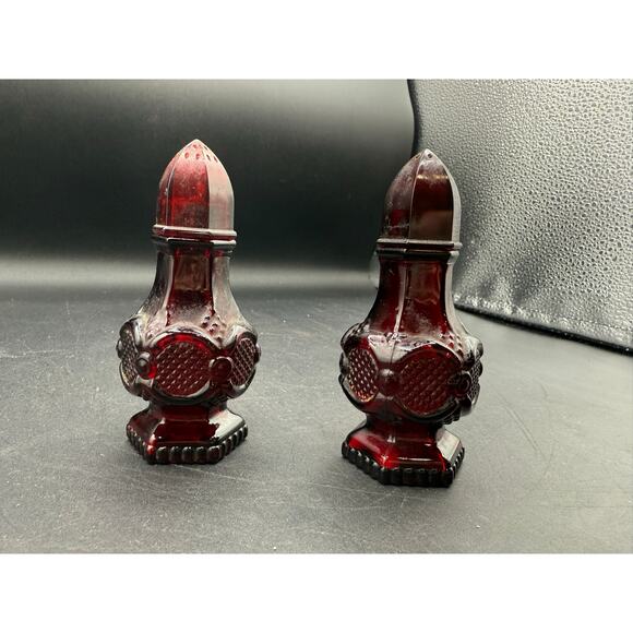 Set Of Two 1978 Avon Ruby Red Glass Cape Cod Salt & Pepper Shakers4.5" - Picture 7 of 8